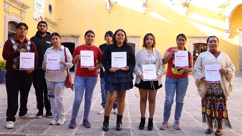 Los participantes recibieron su reconocimiento.